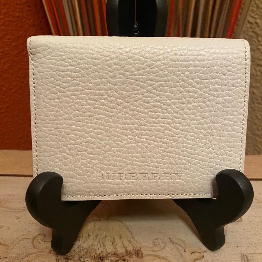 Burberry-EUC-Cream Textured Leather Bifold Embossed Logo Wallet-Unisex-Like New